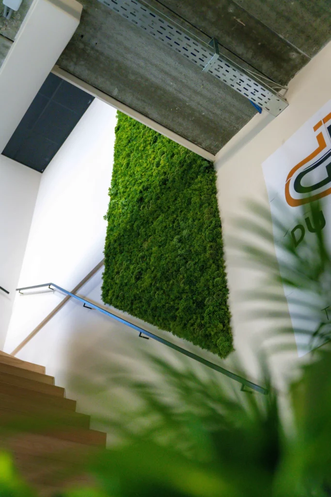 Onderhoudsvriendelijke groene kunstmoswand in kantoorgebouw