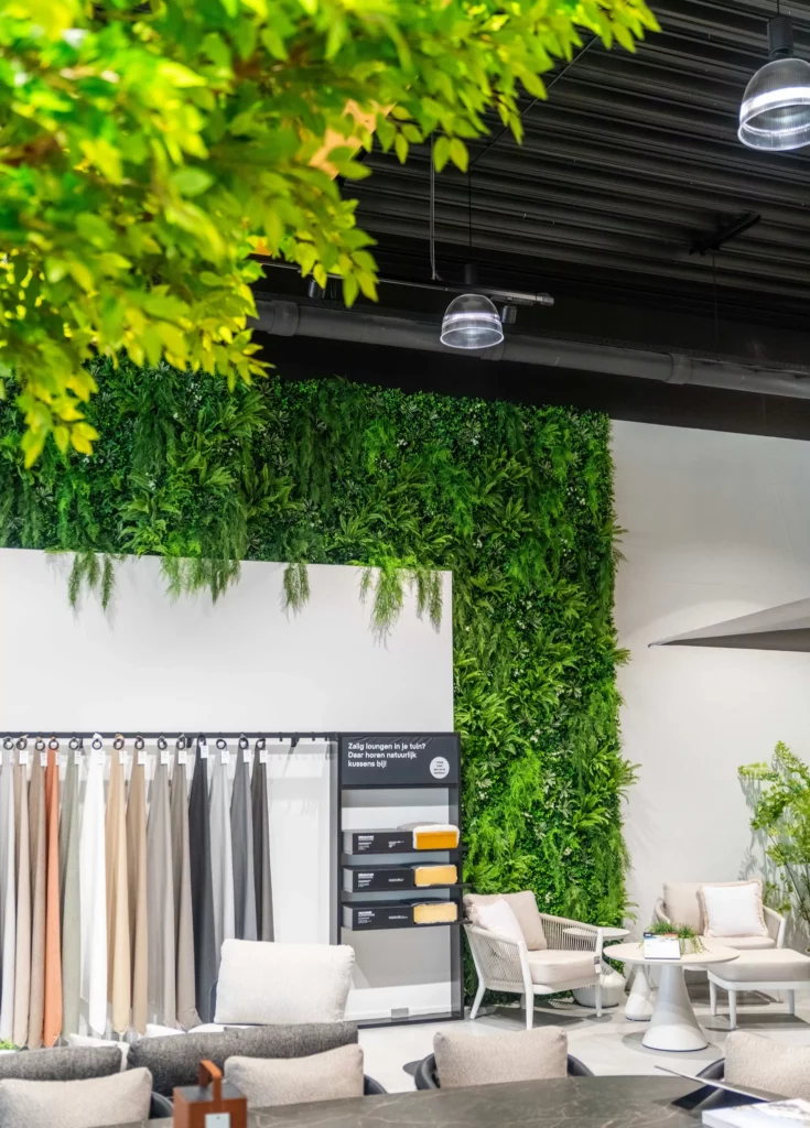 Groene plantenwand als interieurdecoratie bij Exterioo