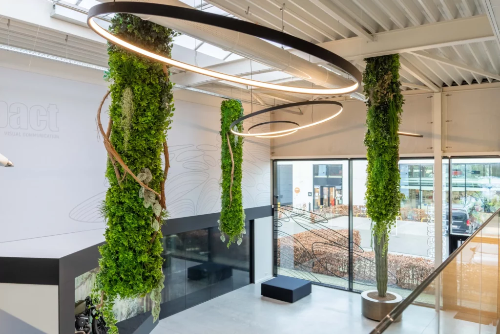 Onderhoudsvriendelijke hangplanten in kantoorgebouw