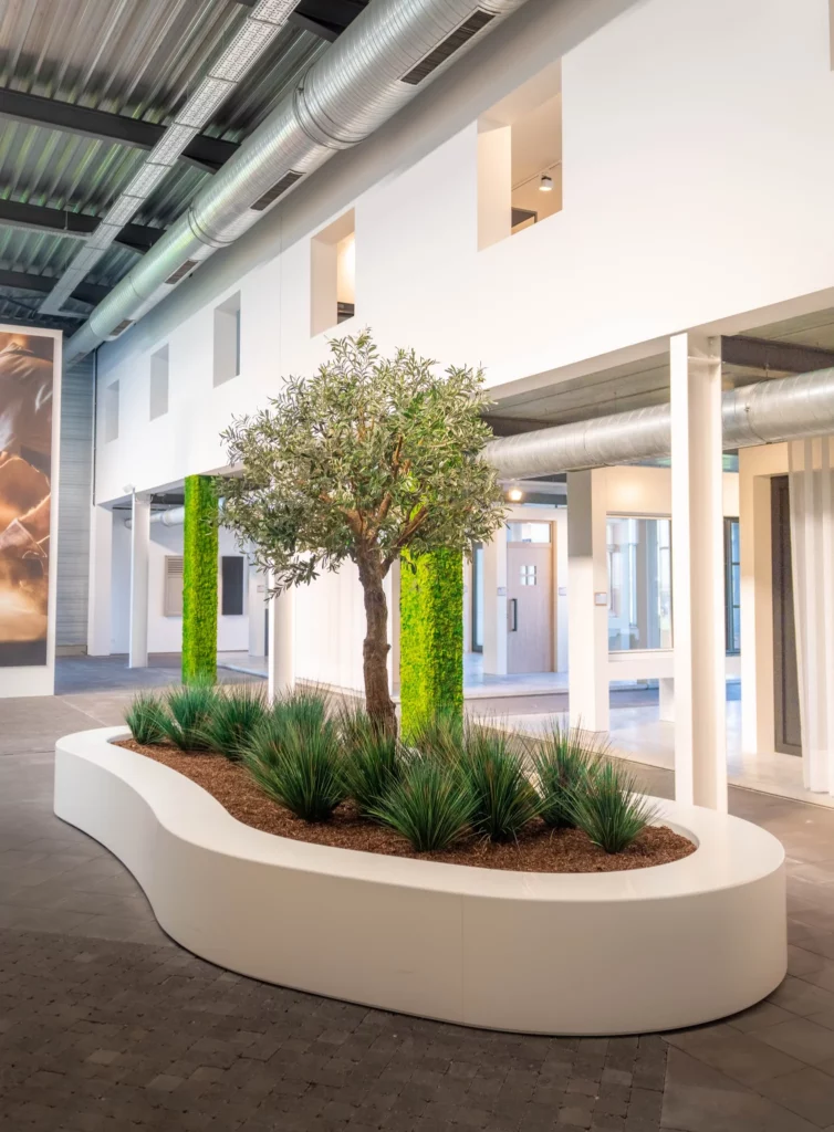 Plantenperk met kunstplanten in onthaal kantoorgebouw